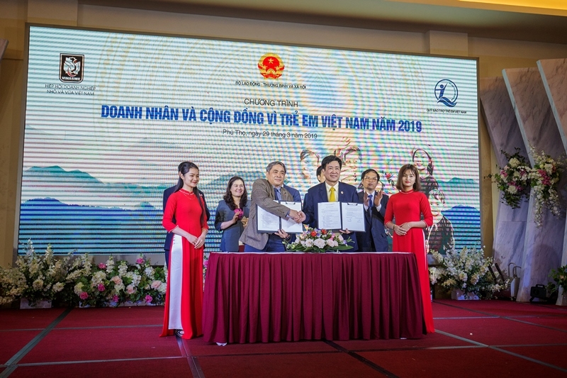 Xuất hiện đôi rồng bằng cam Cao Phong tại đền Hùng le dang huong den hung xuat hien doi rong lon nhat viet nam duoc sang tao bang cam cao phong