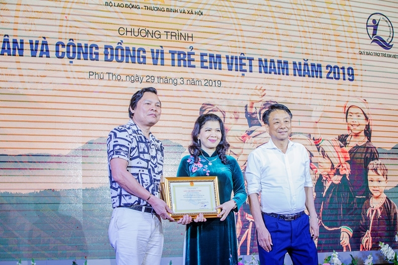 Xuất hiện đôi rồng bằng cam Cao Phong tại đền Hùng le dang huong den hung xuat hien doi rong lon nhat viet nam duoc sang tao bang cam cao phong