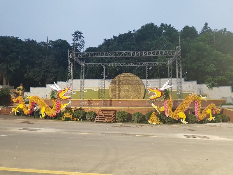 Xuất hiện đôi rồng bằng cam Cao Phong tại đền Hùng le dang huong den hung xuat hien doi rong lon nhat viet nam duoc sang tao bang cam cao phong