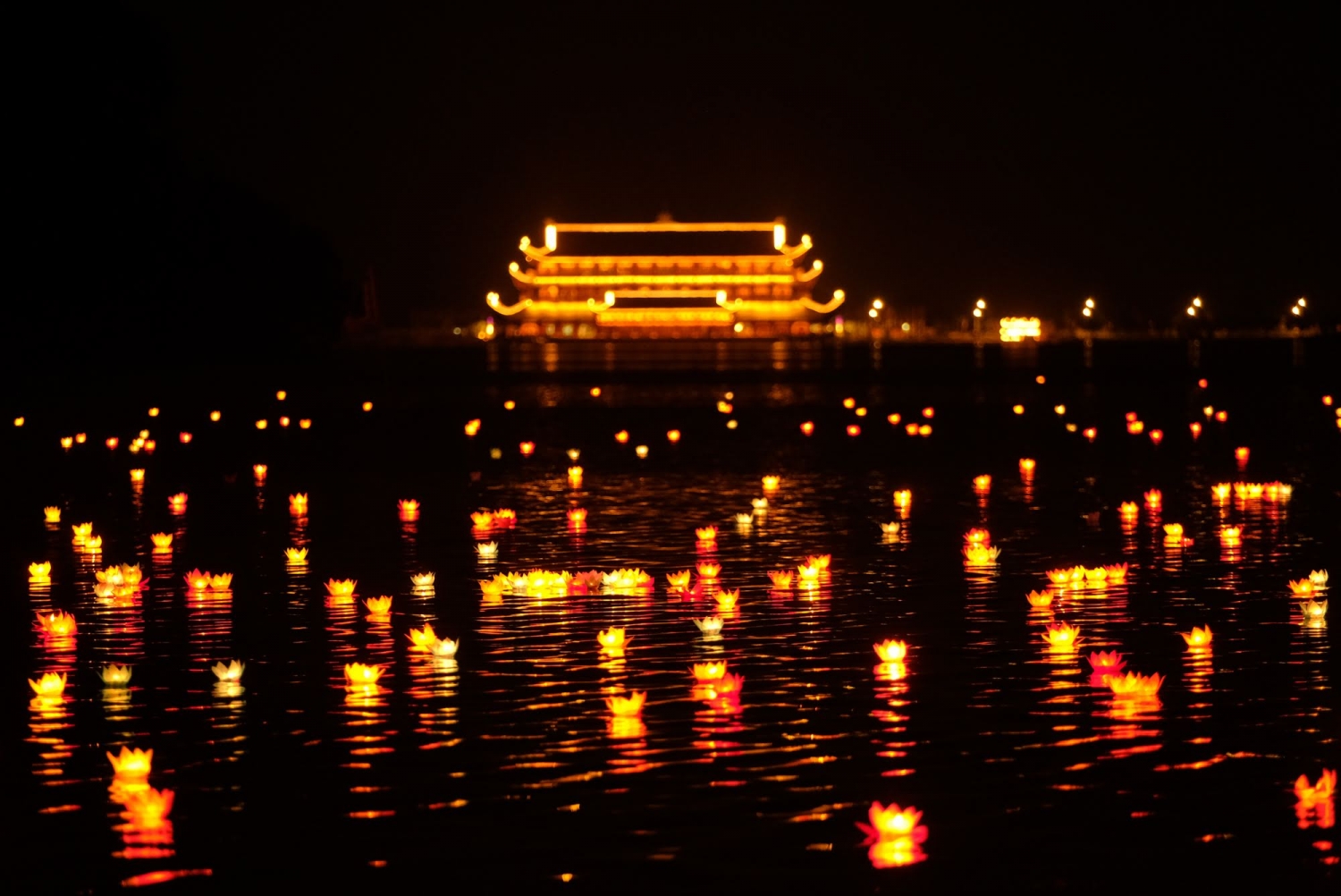 le hoi hoa dang cau nguyen the gioi hoa binh tai dai le lien hop quoc vesak 2019
