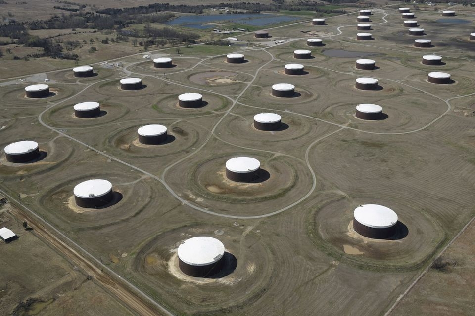 Giá dầu tăng gần 4% khi OPEC+ có thể cắt giảm sản lượng, thắt chặt nguồn cung Giá dầu tăng gần 4% khi OPEC+ có thể cắt giảm sản lượng, thắt chặt nguồn cung