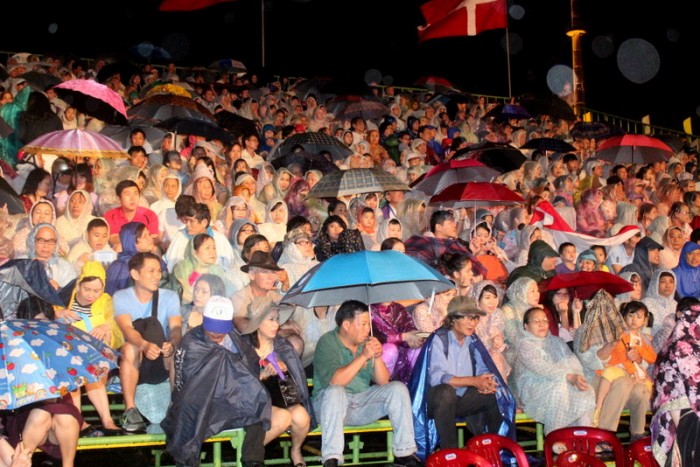 Hàng ngàn người đội mưa xem khai mạc Festival Huế 2016 ngan nguoi doi mua xem khai mac festival hue 2016
