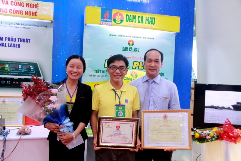 thu tuong trao bang khen cho san pham cua nganh dau khi