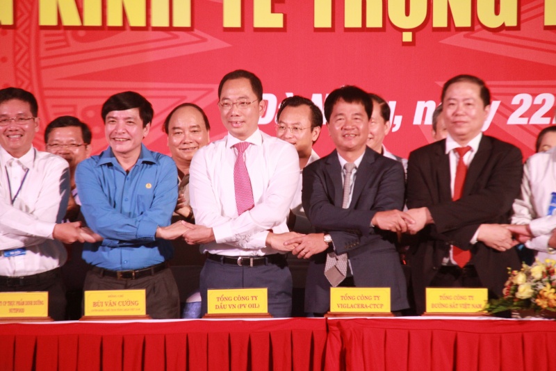 thu tuong trao bang khen cho san pham cua nganh dau khi