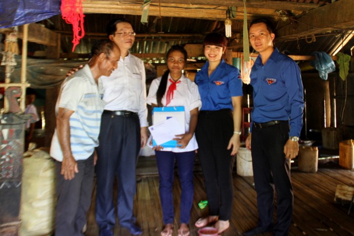 tap doan dau khi quoc gia viet nam trao hoc bong tai huyen nam tra my