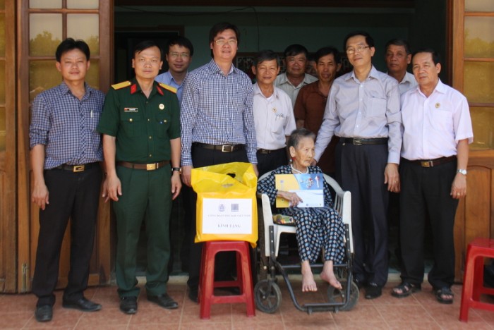 Công đoàn Dầu khí thăm và tặng quà Mẹ VNAH tại Quảng Nam cong doan dau khi tham va tang qua me vnah tai quang nam