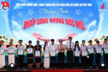 doa n thanh nien pvn trao qua cho hoi dong doi quang nam