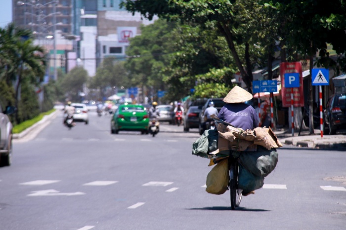 nguoi dan da nang muu sinh duoi cai nang nhu do lua