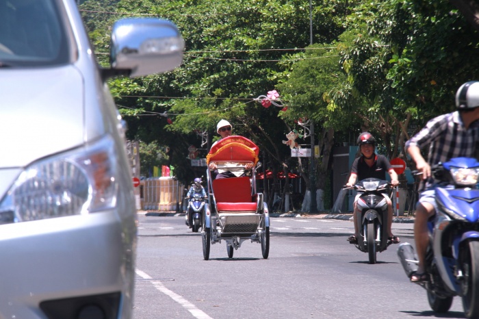 nguoi dan da nang muu sinh duoi cai nang nhu do lua