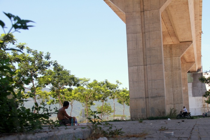 nguoi dan da nang muu sinh duoi cai nang nhu do lua
