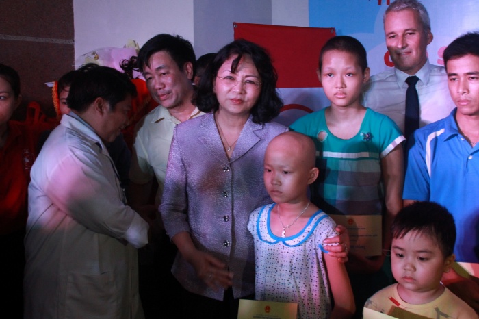 pho chu tich nuoc tang qua benh nhi ung thu