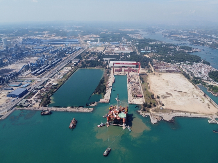 Hành trình giàn Đại Hùng 01 cập dock tàu lớn nhất Đông Nam Á của DQS hanh trinh gian dai hung 01 cap dock tau lon dong nam a cua dqs