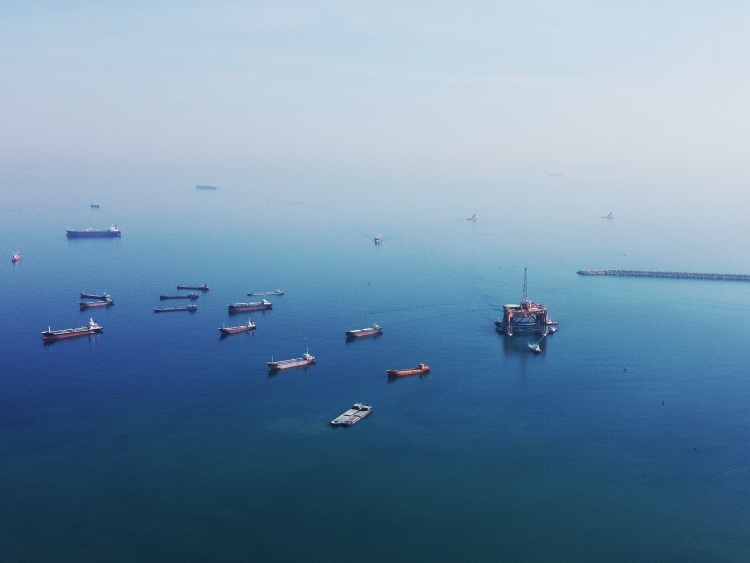 Hành trình giàn Đại Hùng 01 cập dock tàu lớn nhất Đông Nam Á của DQS hanh trinh gian dai hung 01 cap dock tau lon dong nam a cua dqs