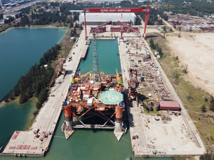 Hành trình giàn Đại Hùng 01 cập dock tàu lớn nhất Đông Nam Á của DQS hanh trinh gian dai hung 01 cap dock tau lon dong nam a cua dqs