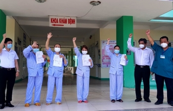 4 bệnh nhân Covid - 19 đầu tiên xuất viện trong đợt dịch mới