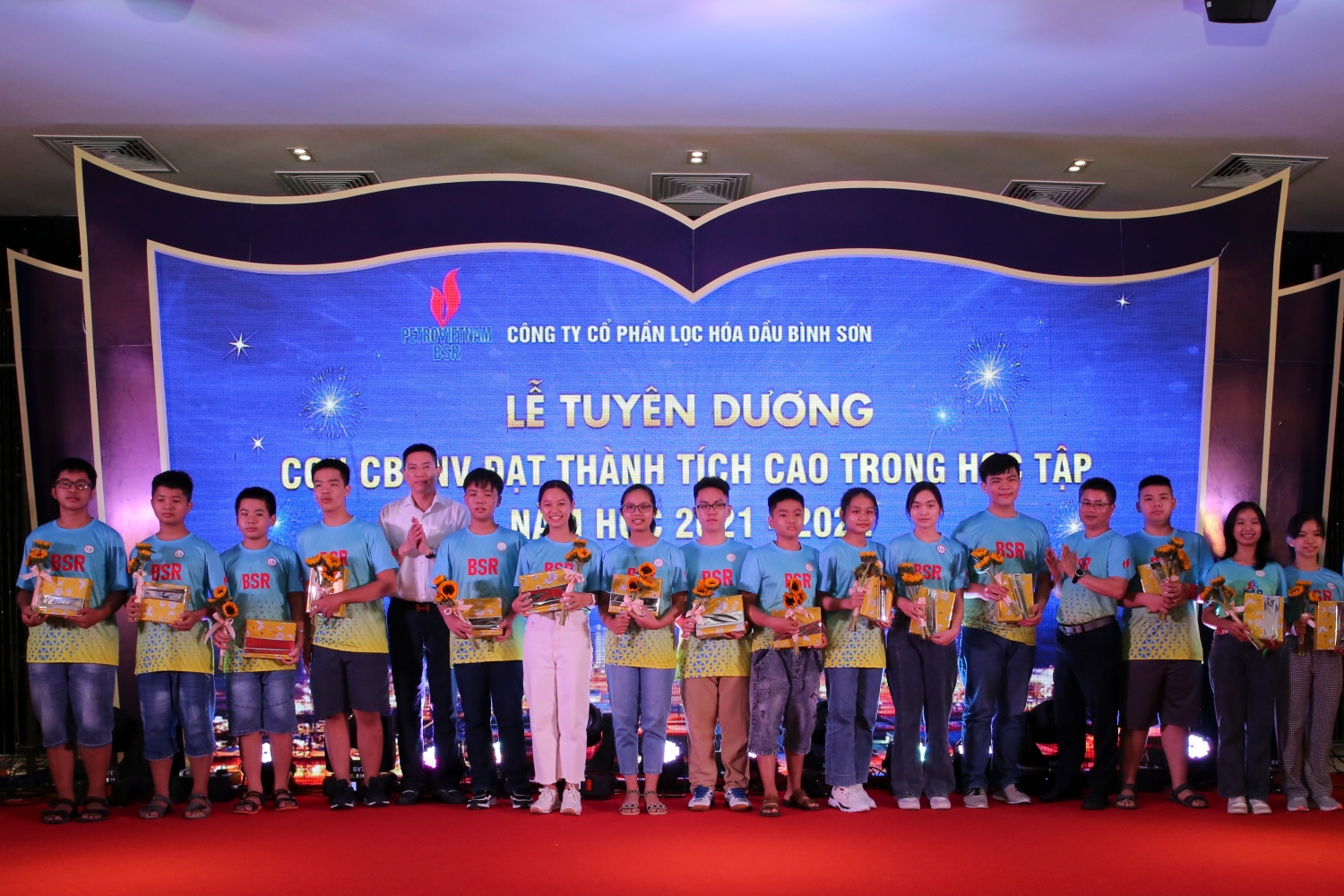 BSR trao thưởng cho con em người lao động có thành tích cao trong học tập
