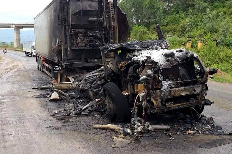 duong tranh nam hai van bi phong toa vi chay xe container