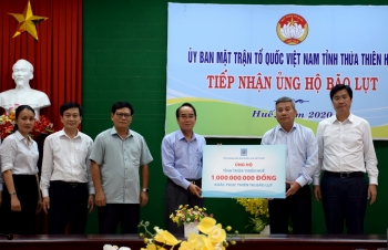 Đoàn công tác Petrovietnam trực tiếp trao tiền ủng hộ tại miền Trung