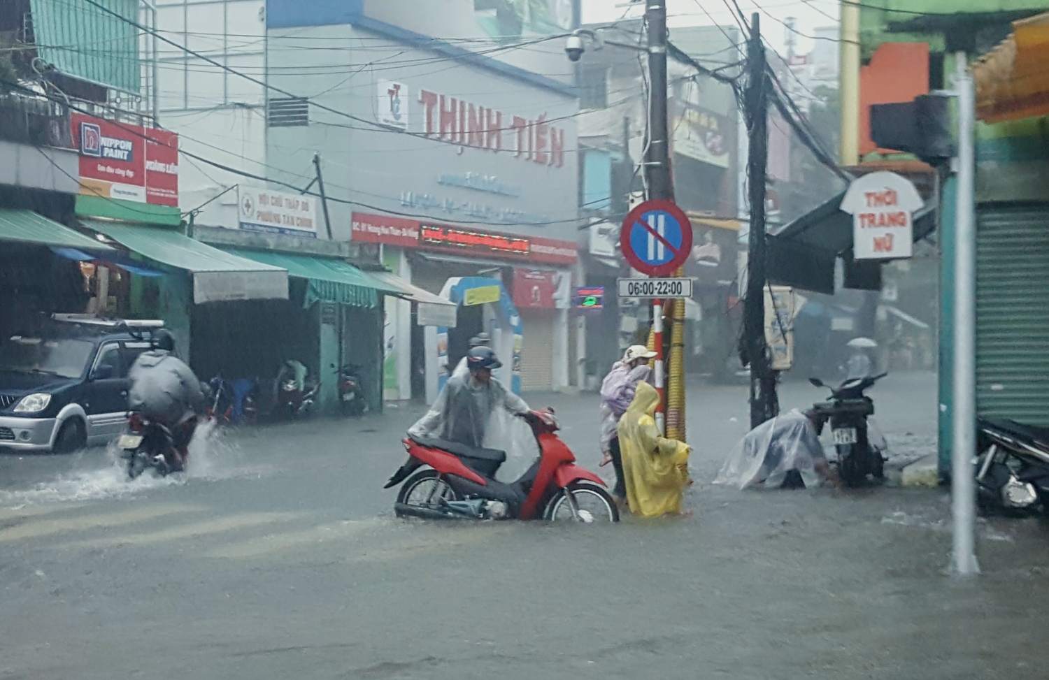 sau dot mua lon duong pho da nang bien thanh song