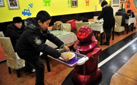 Thú vị khi ăn ở nhà hàng Robot