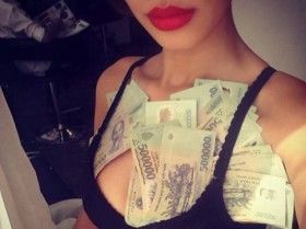Lố bịch thói chụp ảnh khoe tiền của sao