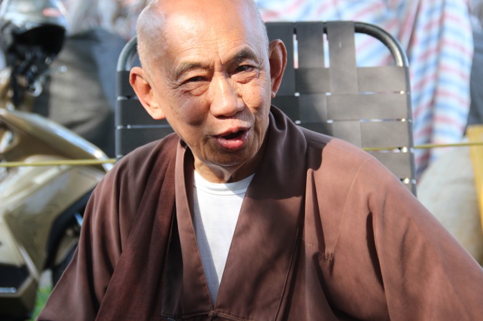 co mot hoa thuong di ban lan