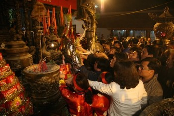 ​Vẫn hỗn loạn tại lễ khai ấn đền Trần