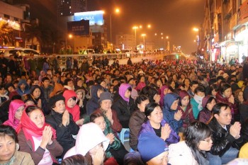 [Chùm ảnh] 'Biển người' dâng sao giải hạn ở chùa Phúc Khánh