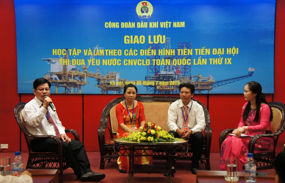 Giao lưu với 3 đại biểu điển hình tiên tiến