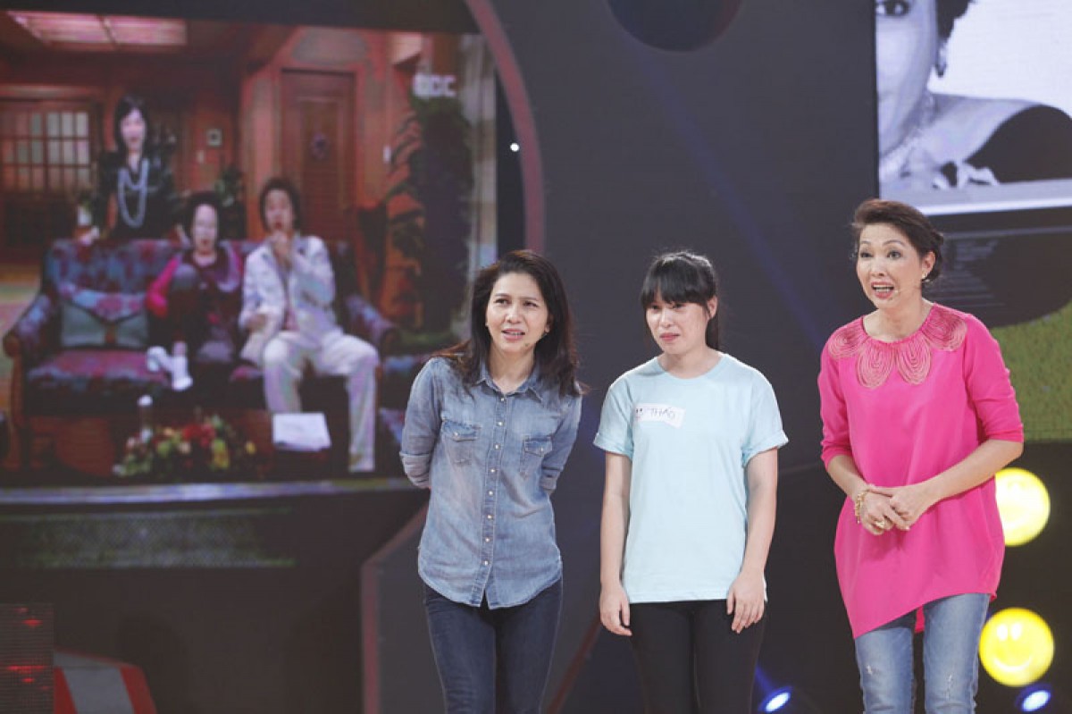 Thụy Mười bắt gặp Phương Dung xem phim… “nóng”