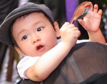 Cận cảnh con trai đầu lòng của Hoa hậu Diễm Hương