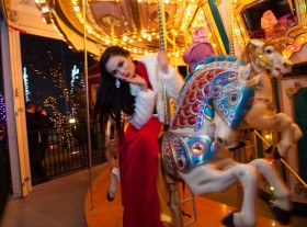 Diễm Hương nổi bật với áo dài đỏ
