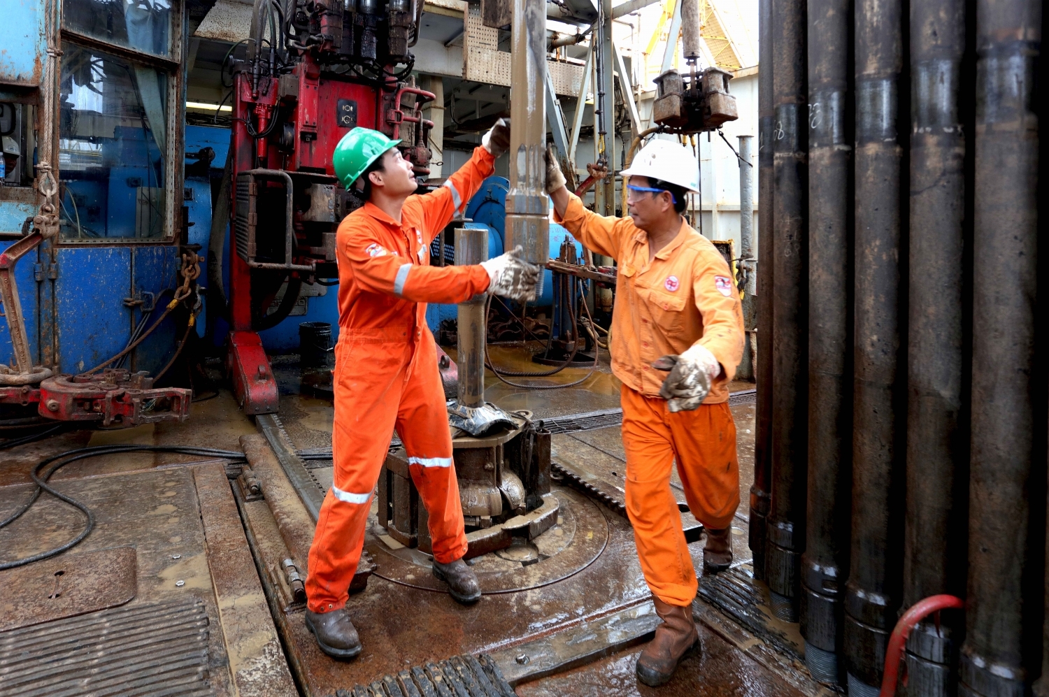 mong bo chinh tri quoc hoi chinh phu cac bo nganh xem xet som giai quyet kho khan vuong mac cho pvn