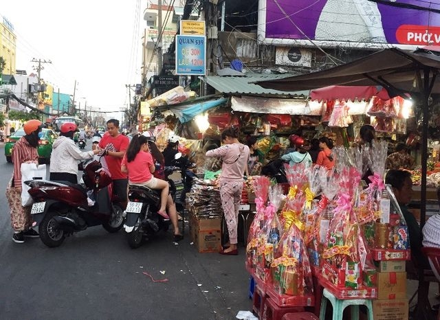 Mua đồ cúng ông Táo: Vàng mã truyền thống, cát lư hương... 