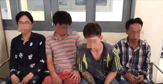 hang chuc thanh nien phe ma tuy chong tra cong an khi bi kiem tra
