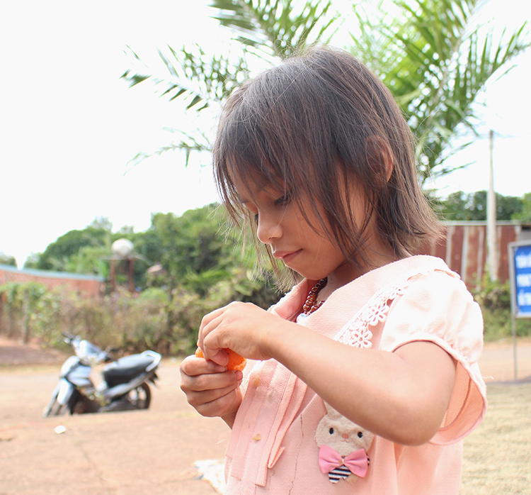 Đứa trẻ hai lần bị già làng bắt phải chết