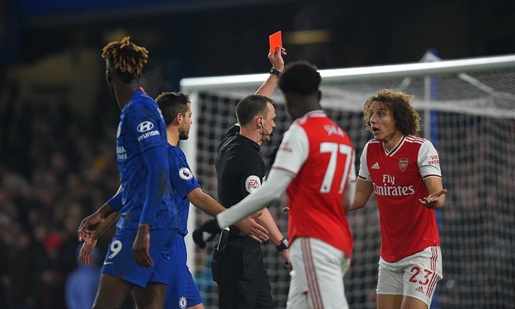Arsenal hòa Chelsea trong thế 10 người