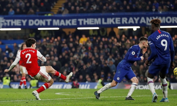 Arsenal hòa Chelsea trong thế 10 người