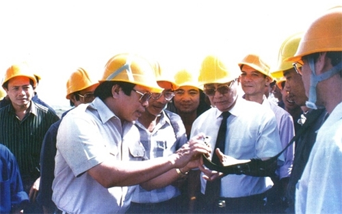 Người nặng lòng với những đường dây tải điện