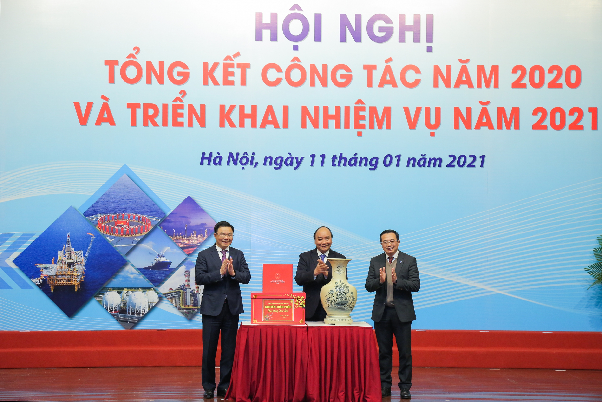 Thủ tướng Nguyễn Xuân Phúc: Petrovietnam trong khó khăn càng vững vàng, trước thử thách càng bản lĩnh
