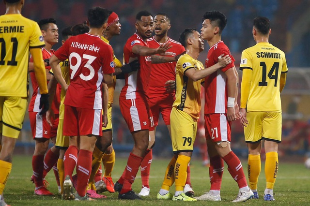 V-League 2021 khó lường ngay từ những vòng đấu mở màn - 1
