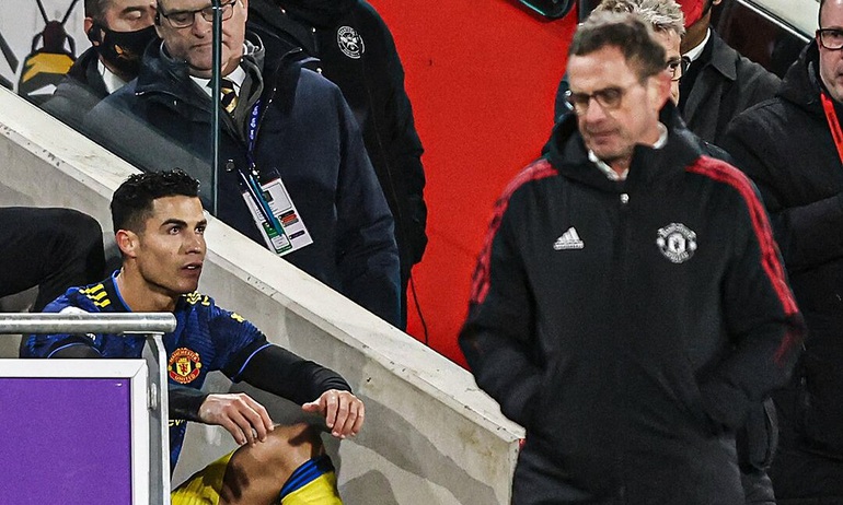 C.Ronaldo giận dữ, ném áo xuống đất sau khi bị thay ra - 2