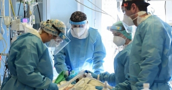 Dữ liệu thực tế đầu tiên về hiệu quả của mũi thứ 3 với siêu chủng Omicron