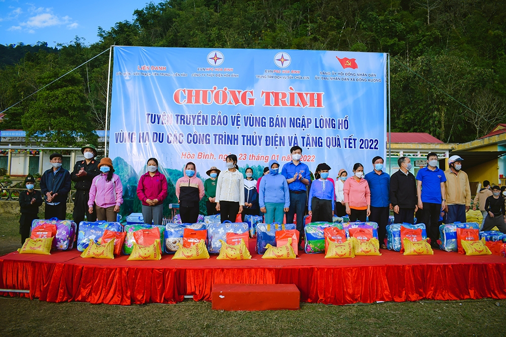 Mang Tết ấm đến đồng bào khu vực lòng hồ thủy điện Hòa Bình