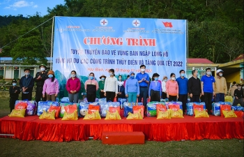 Mang Tết ấm đến đồng bào khu vực lòng hồ thủy điện Hòa Bình