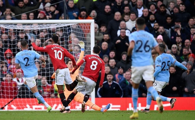 Man Utd ngược dòng hạ Man City bởi bàn thắng gây tranh cãi - 2