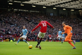 Man Utd ngược dòng hạ Man City bởi bàn thắng gây tranh cãi