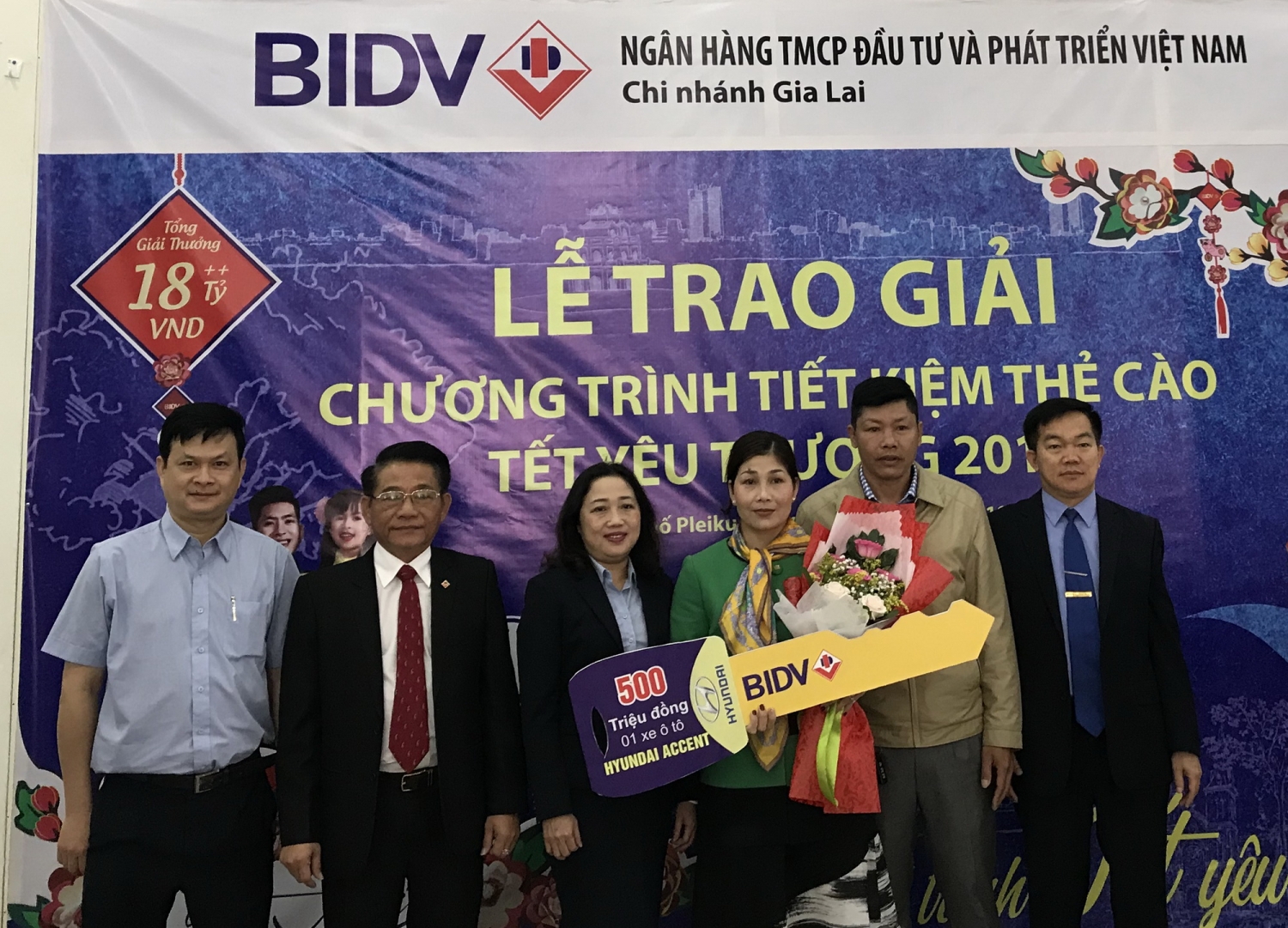 khach hang cua bidv nhan giai thuong 500 trieu dong