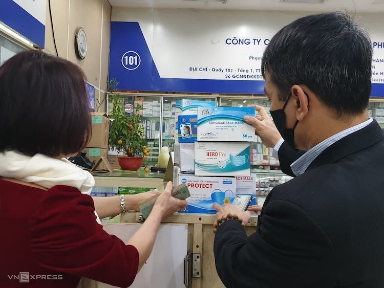 Gom khẩu trang y tế đã dùng rồi bán lại
