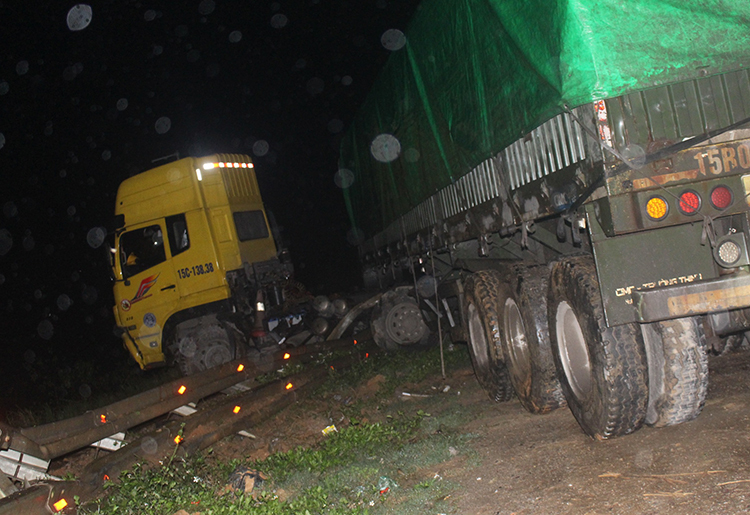 xe container chan ngang duong sat
